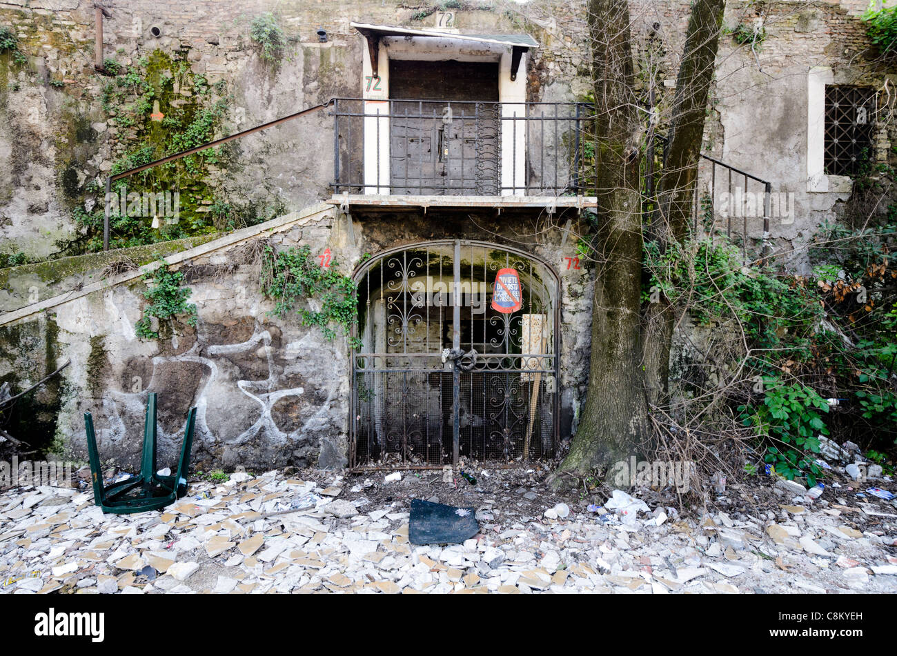 Damaged house in Testaccio - Rome, Italy Stock Photo