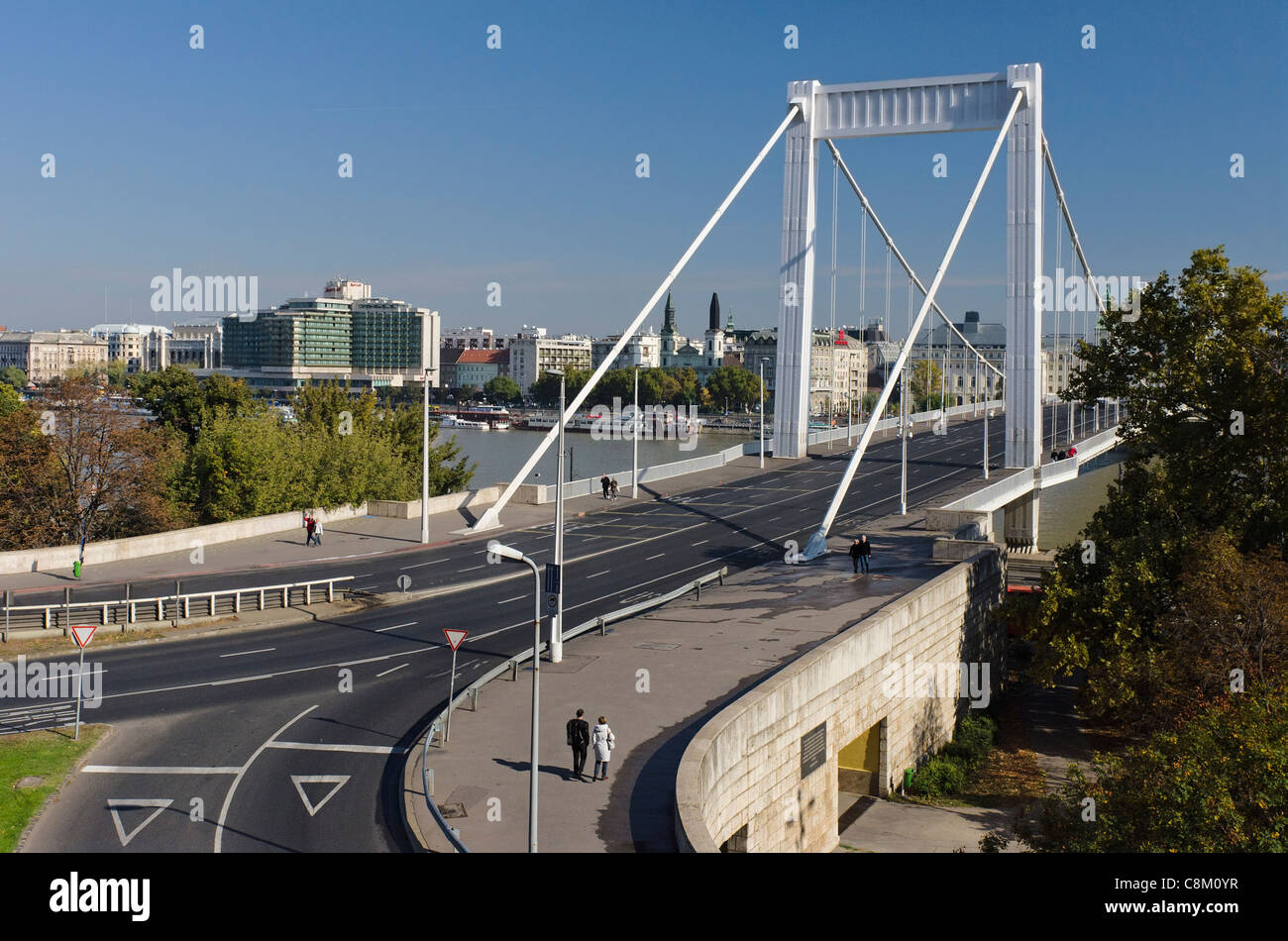 Erzsébet Bridge, Elizabeth Bridge linking Buda and Pest across the Danube Stock Photo