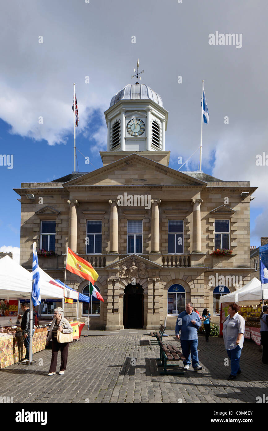 Kelso town hall and square in the Scottish Borders Stock Photo Alamy