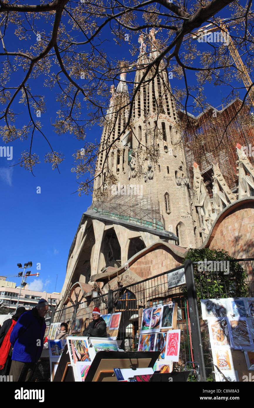 Shopping at the art market on Placa de la Sagrada Familia, at Christmas
