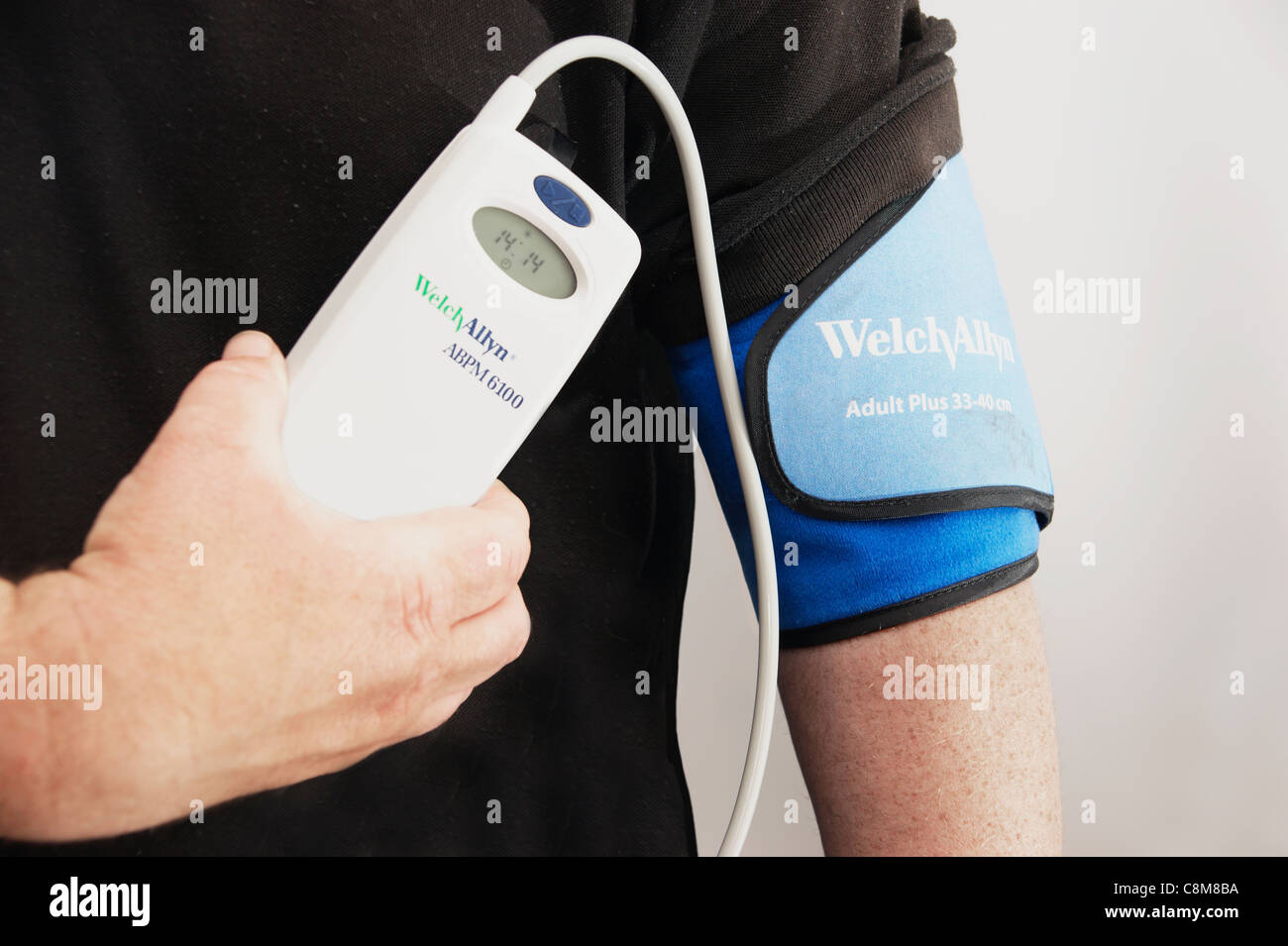 24 hour blood pressure monitoring - Stock Image - C016/6957
