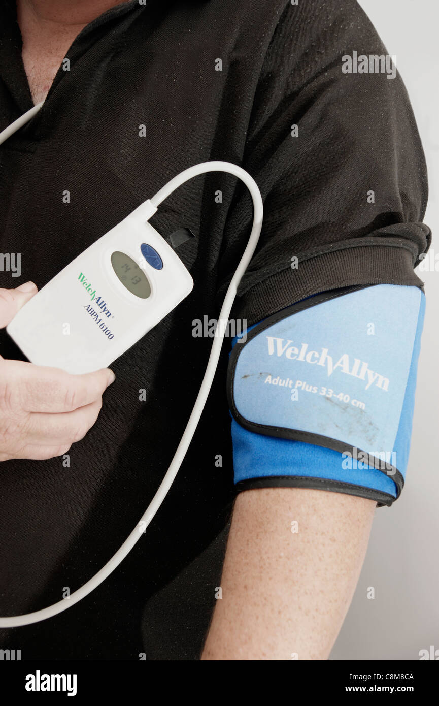 24 hour blood pressure monitoring - Stock Image - C016/7271