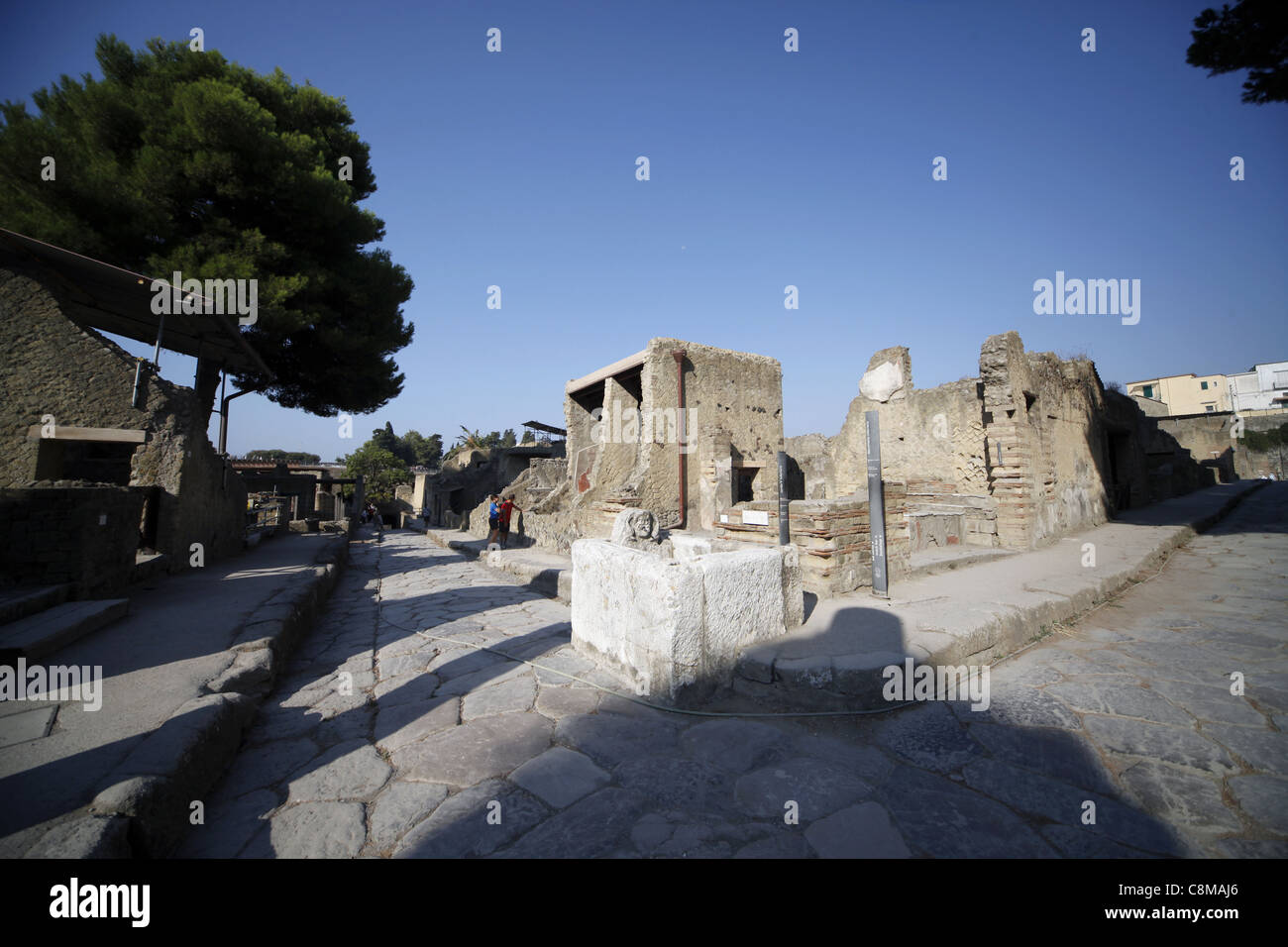 ANCIENT ROMAN STREET & FOUNTAIN HERCULANEUM ITALY 18 September 2011 Stock Photo