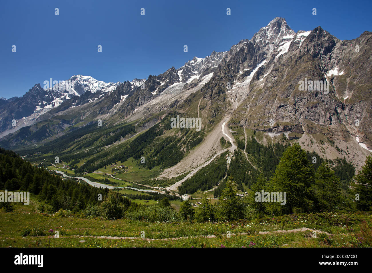Le Saxe-Rifugio Bertone-Lavachey Trek: Val Ferret and Mont Blanc Chain Stock Photo