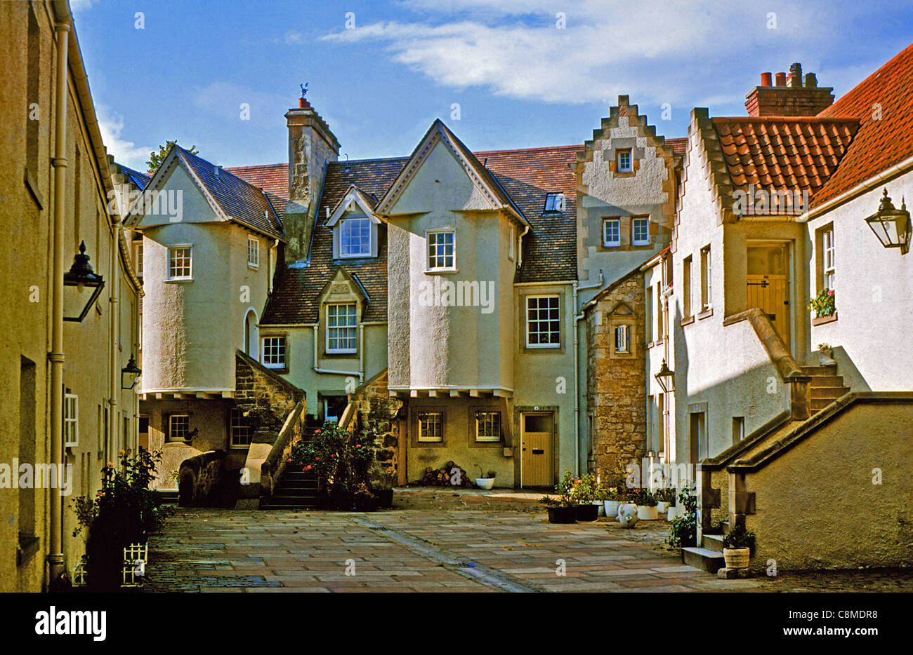 Edinburgh, Canongate, 12 White Horse Close Stock Photo Alamy