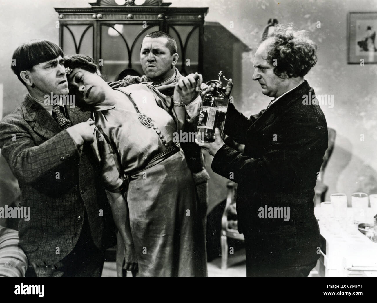 THE THREE STOOGES US vaudeville and later film comedy trio from l: Moe Howard,actress,Curly Howard, Larry Fine Stock Photo