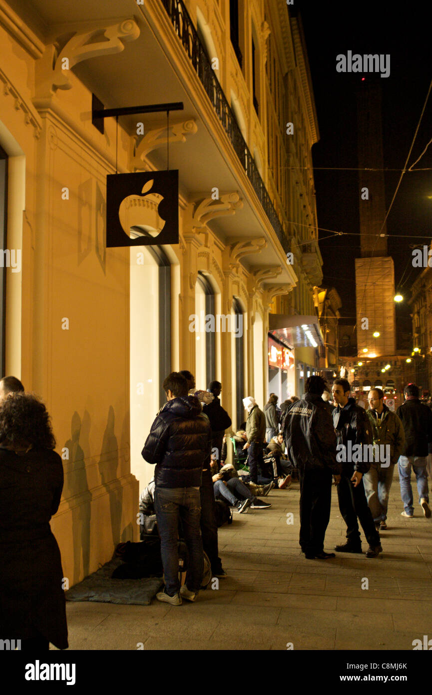 Apple Store iPhone 4s queue People are in queue outside the store from