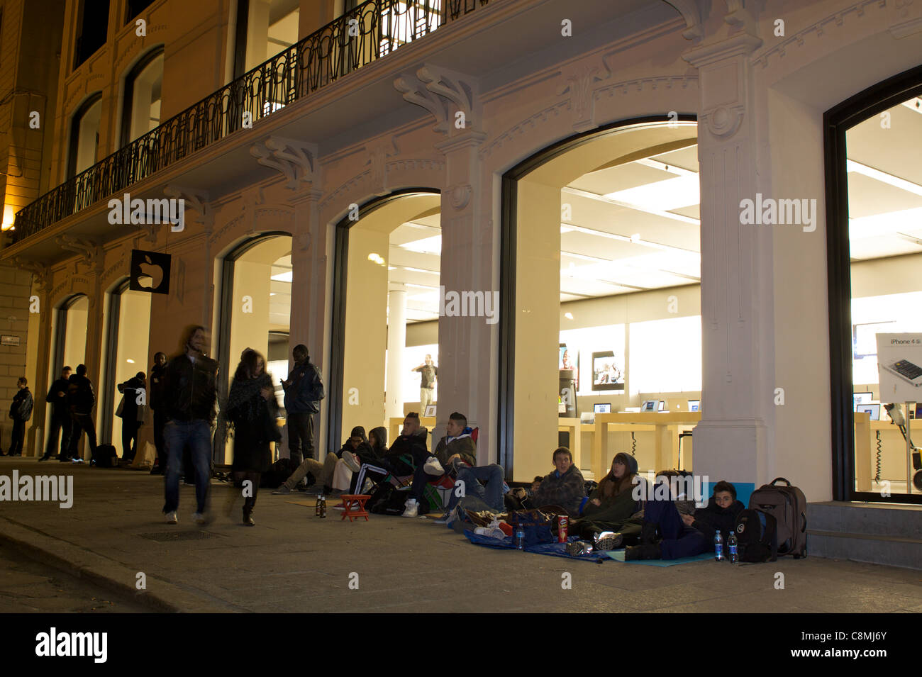 Page 2 - Store Queue High Resolution Stock Photography and Images - Alamy