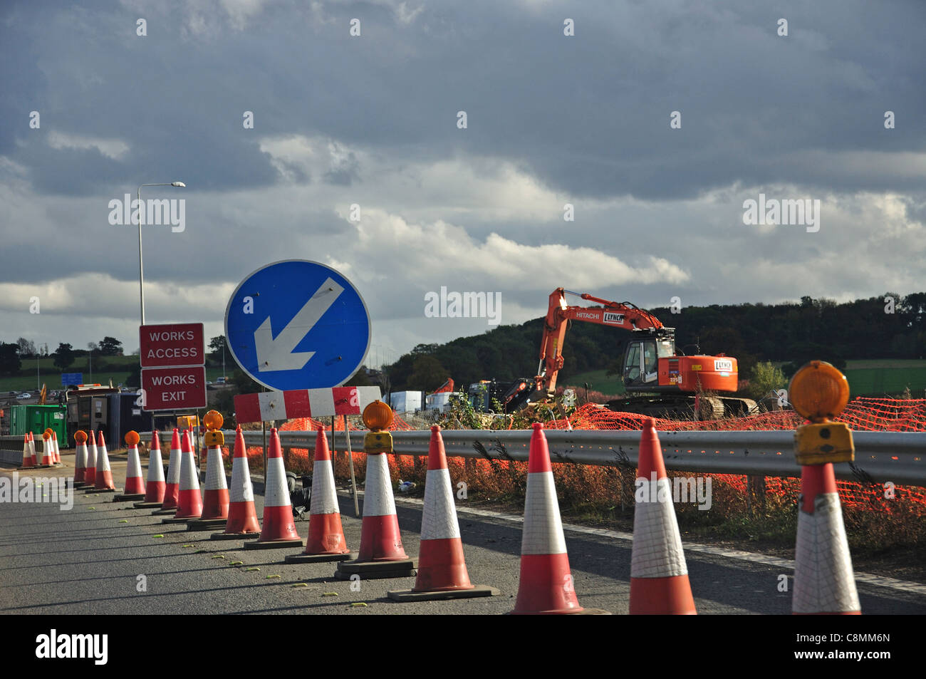 M25 london road signs hi-res stock photography and images - Alamy