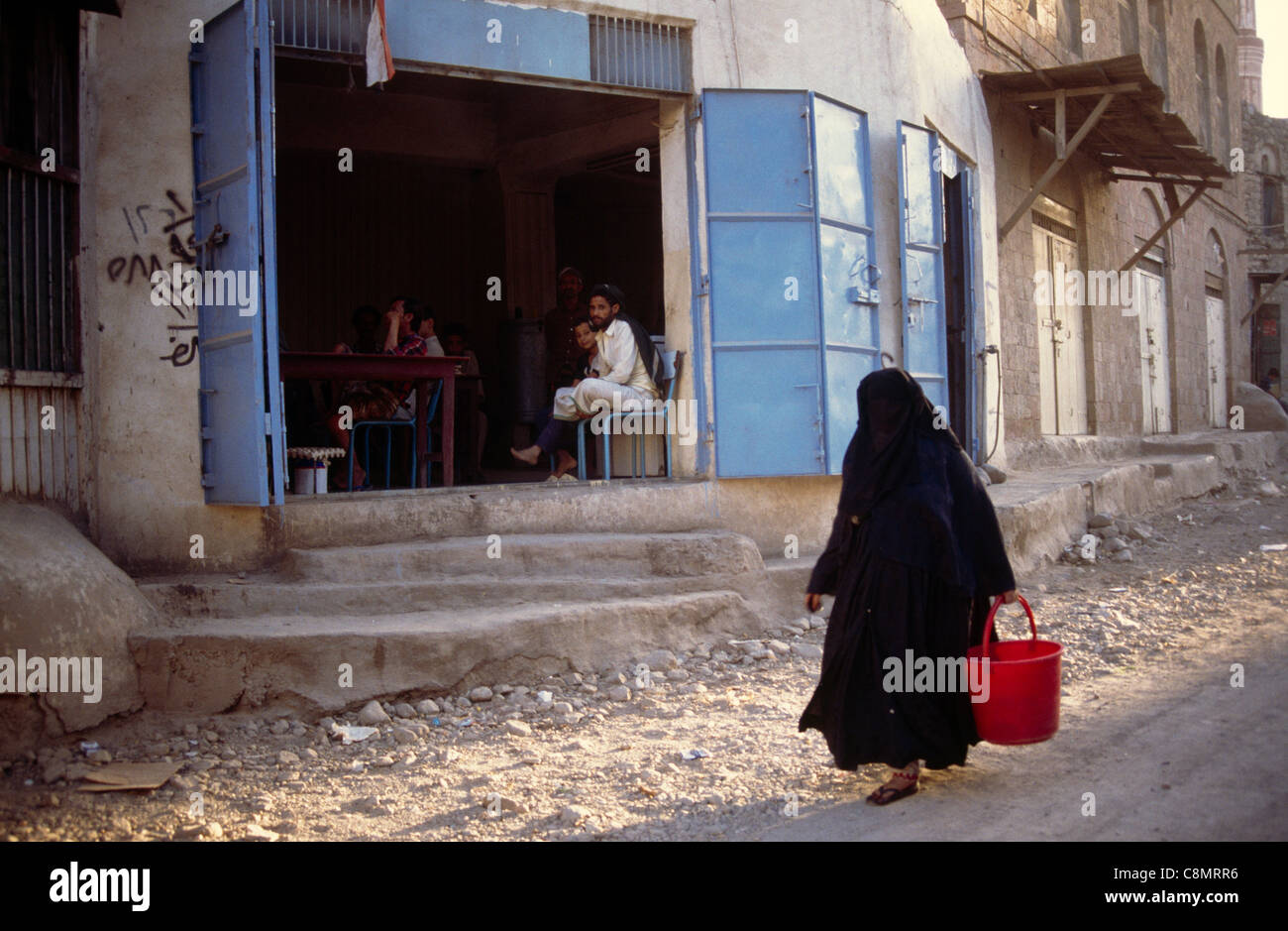 Veiled yemeni woman hi-res stock photography and images - Alamy