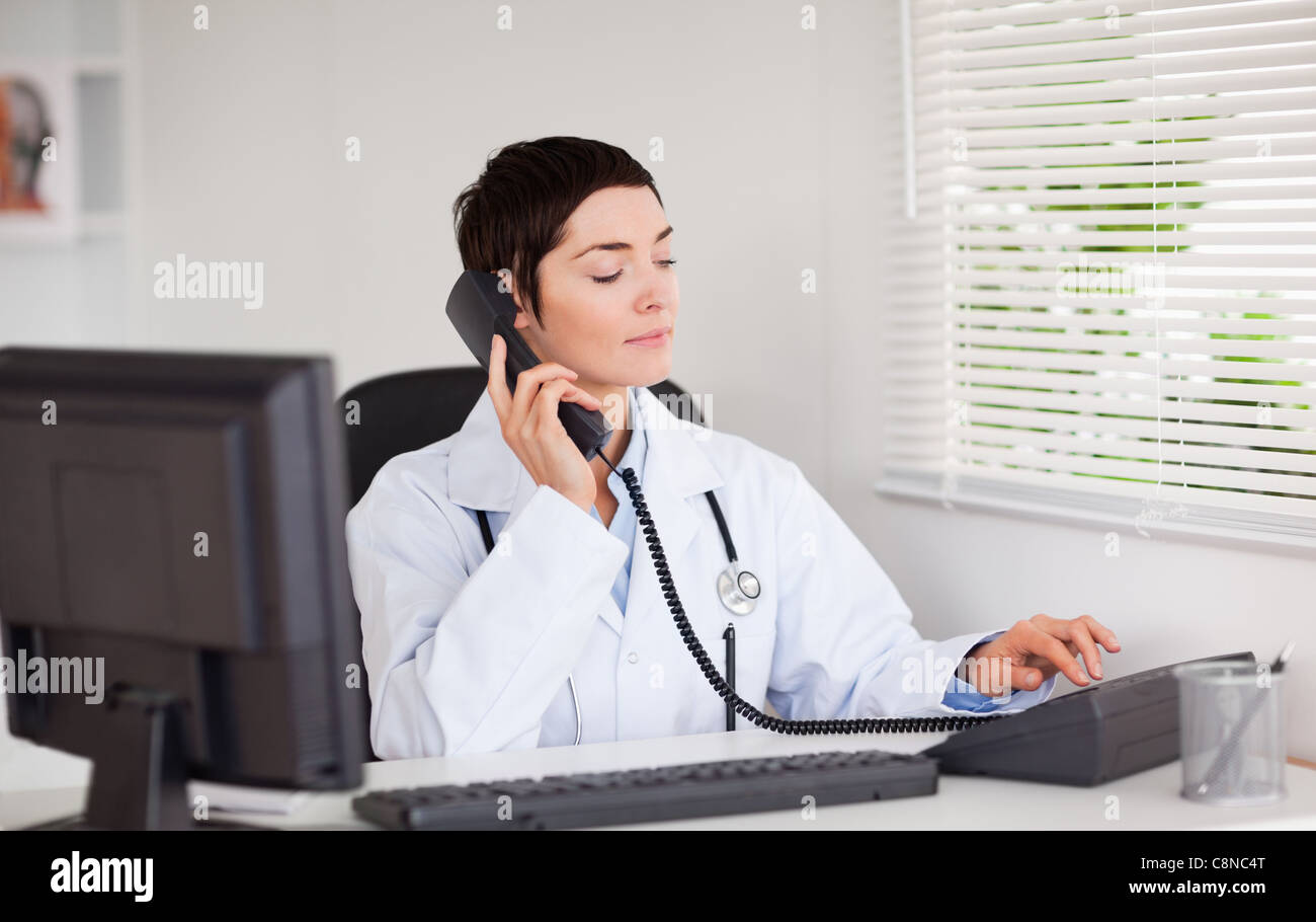 Вызов врача. Врач говорит по телефону. Медработник с телефоном. Консультация врача скорой помощи по телефону. Консультация врача скорой помощи по телефону.