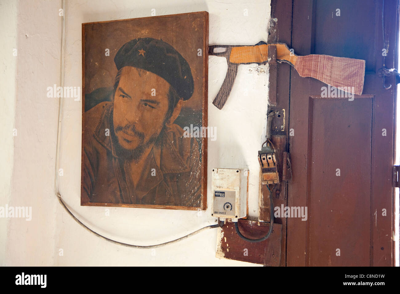 Portrait of Che Guevara on the wall with AK-47 kalashnikov rifle made of paper, Havana, Cuba Stock Photo