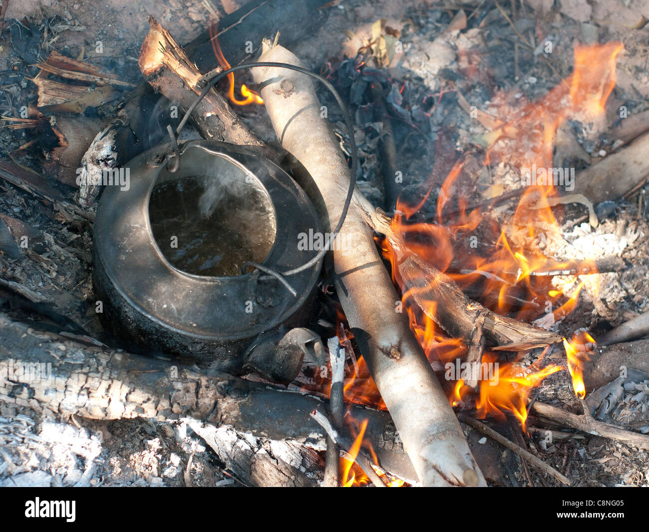 https://c8.alamy.com/comp/C8NG05/black-kettle-with-boiling-water-on-an-open-fire-in-a-forest-C8NG05.jpg