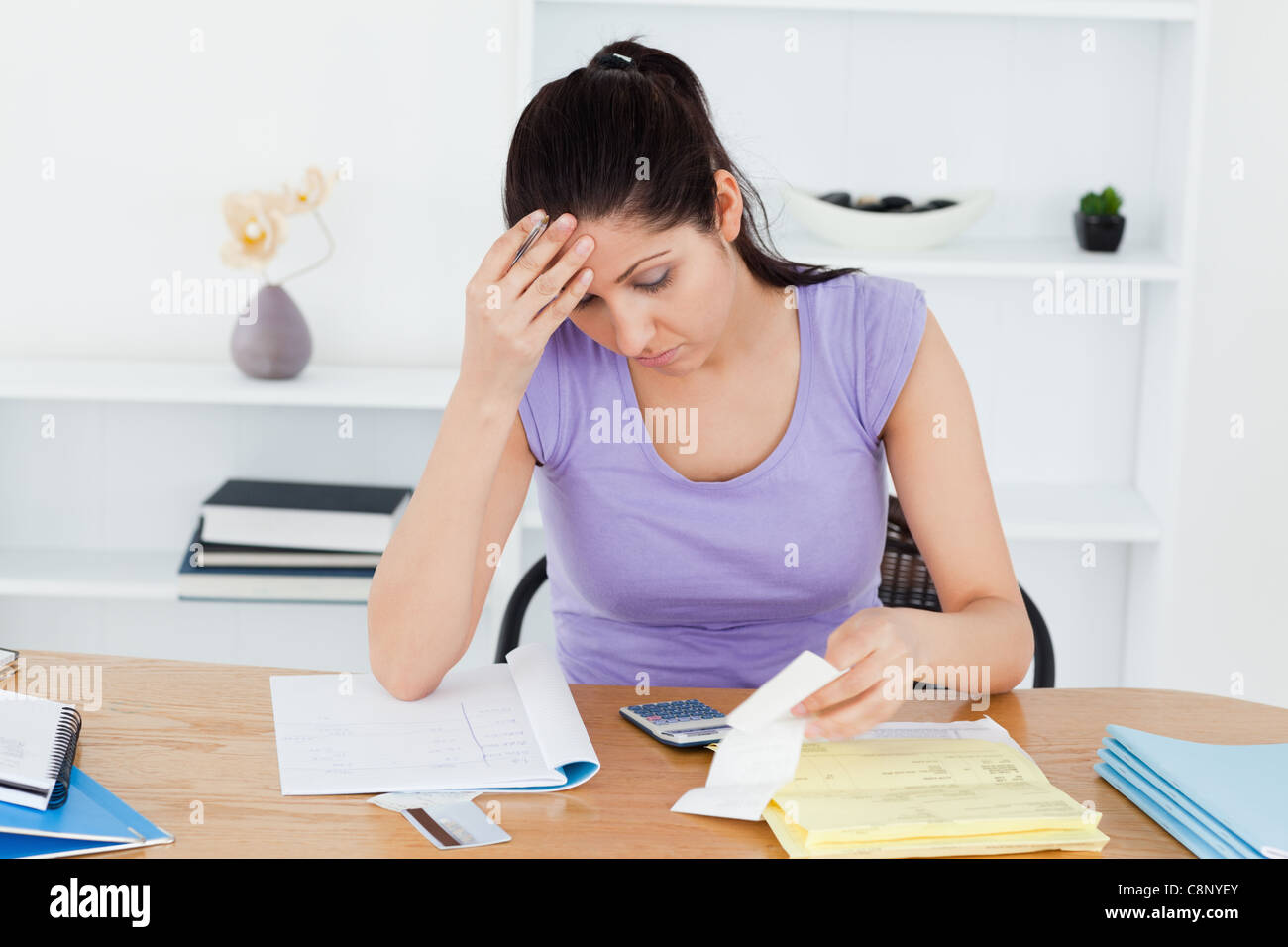 Женщина считает деньги. Женщина с деньгами. Задумчивая девочка. Женщина считает. Женщина считает деньги.