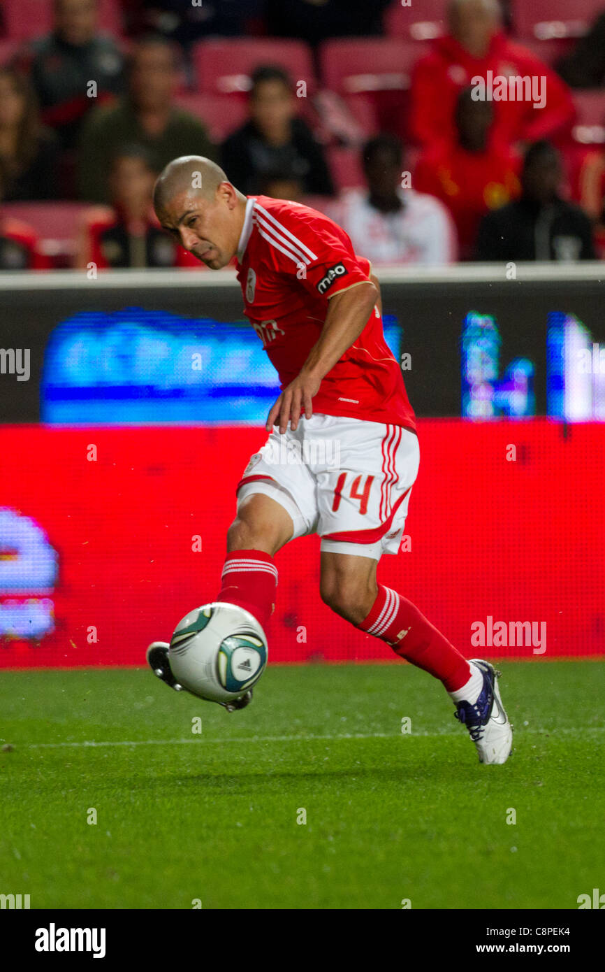 Portuguese Primiere League Benfica x Olhanense on Stadium of the Light  Maxi Pereira, rom Benfica, passing to Rodrigo wich would score the second goal for Benfica. 29/10/2011.  Photo Credit: Pedro Nunes/Alamy Stock Photo