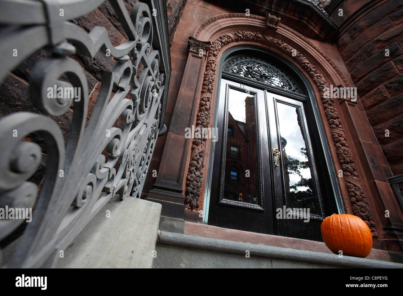 pumpkin doorstep Back Bay brownstone, Boston, Massachusetts Stock Photo