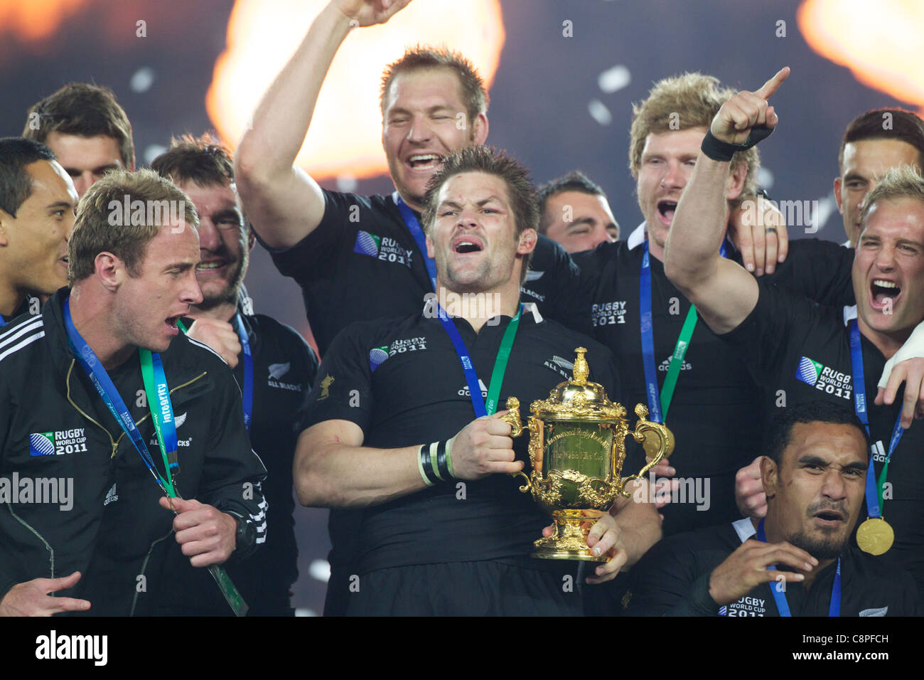 New Zealand Captain Richie Mccaw Lifts The Trophy As His Team Mates Stock Photo Alamy