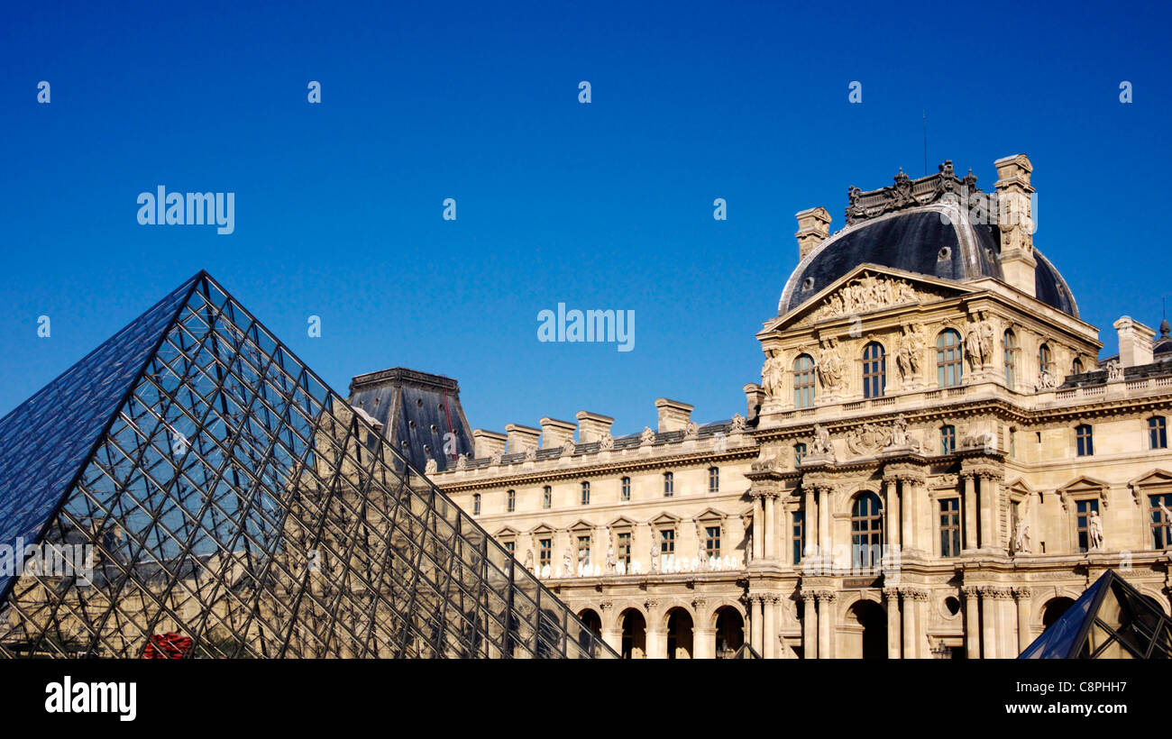 Palais de Louvre et Pyramide, Paris Stock Photo