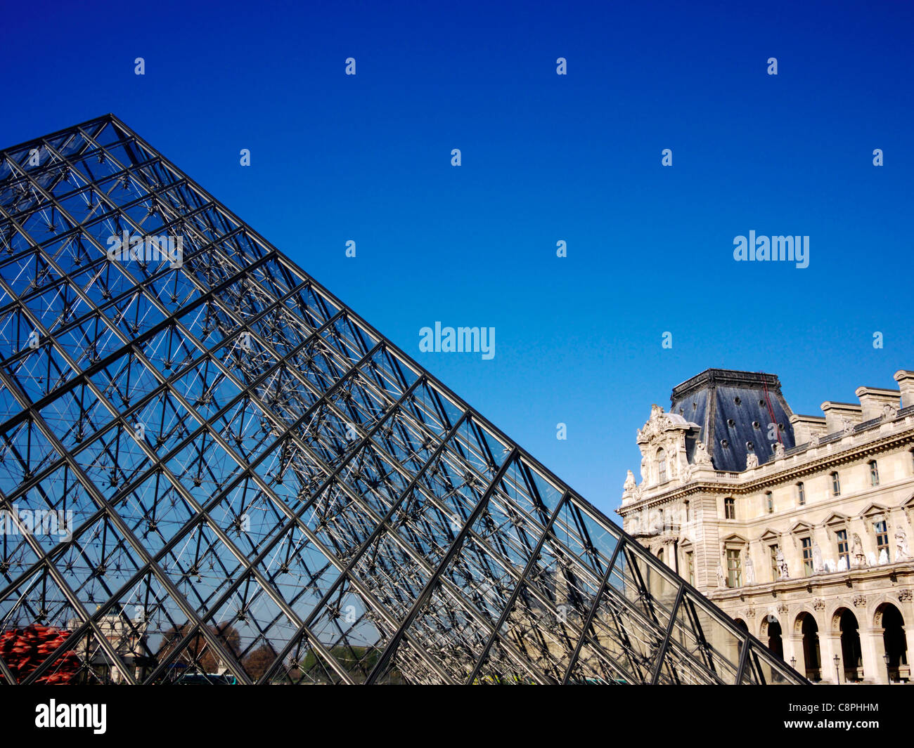 Palais de Louvre et Pyramide, Paris Stock Photo