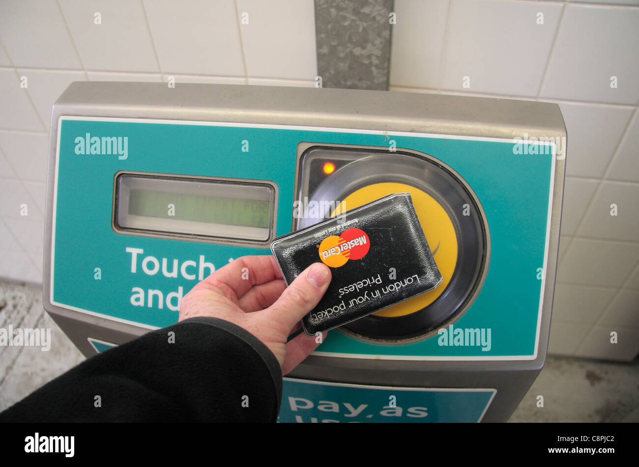 Oyster card reader hires stock photography and images Alamy