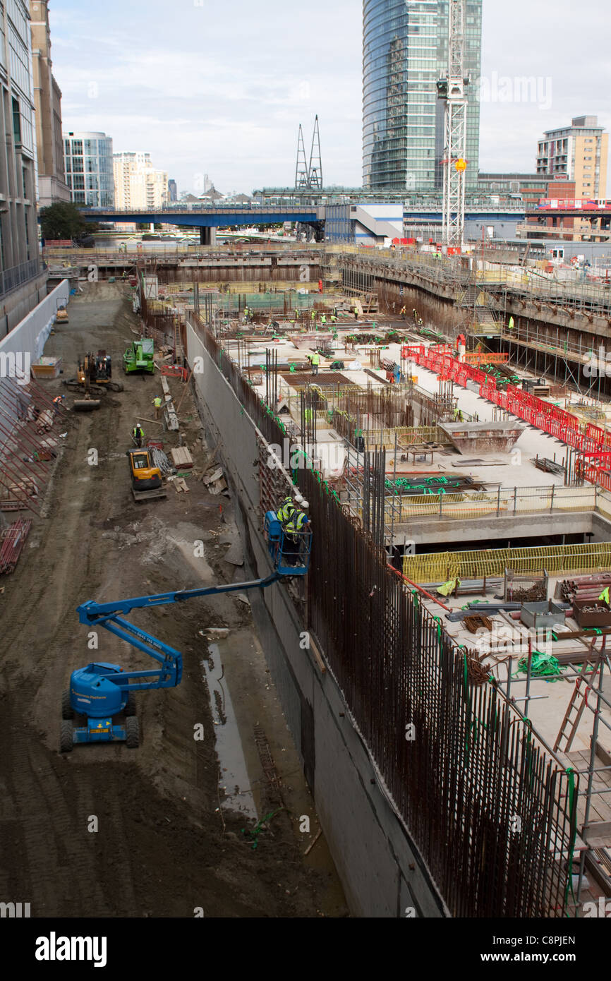 Building work taking place at Canary Wharf in Londons Docklands for new ...