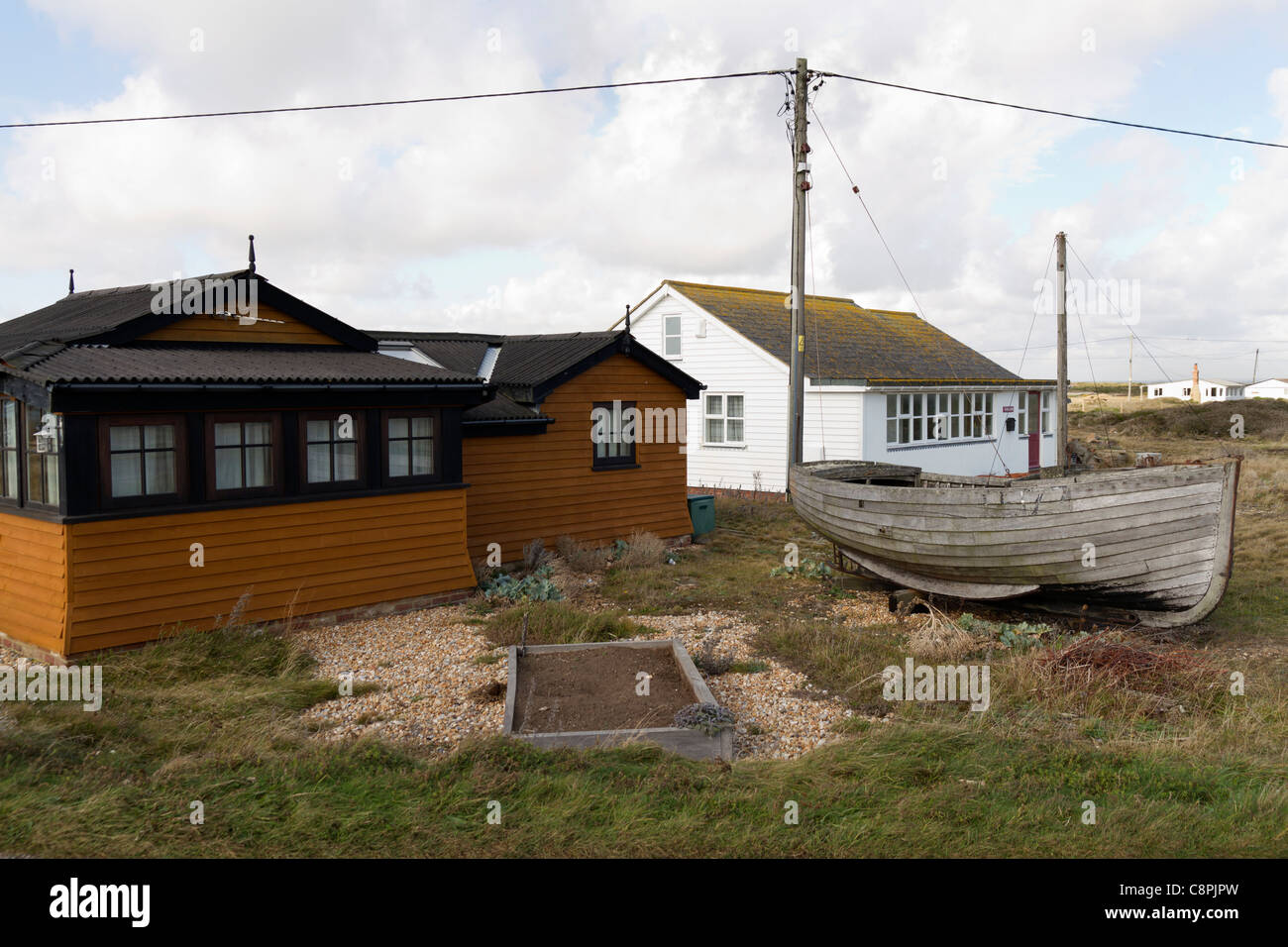 A Small Holiday Chalet Within Dungeness Nature Reserve Stock Photo