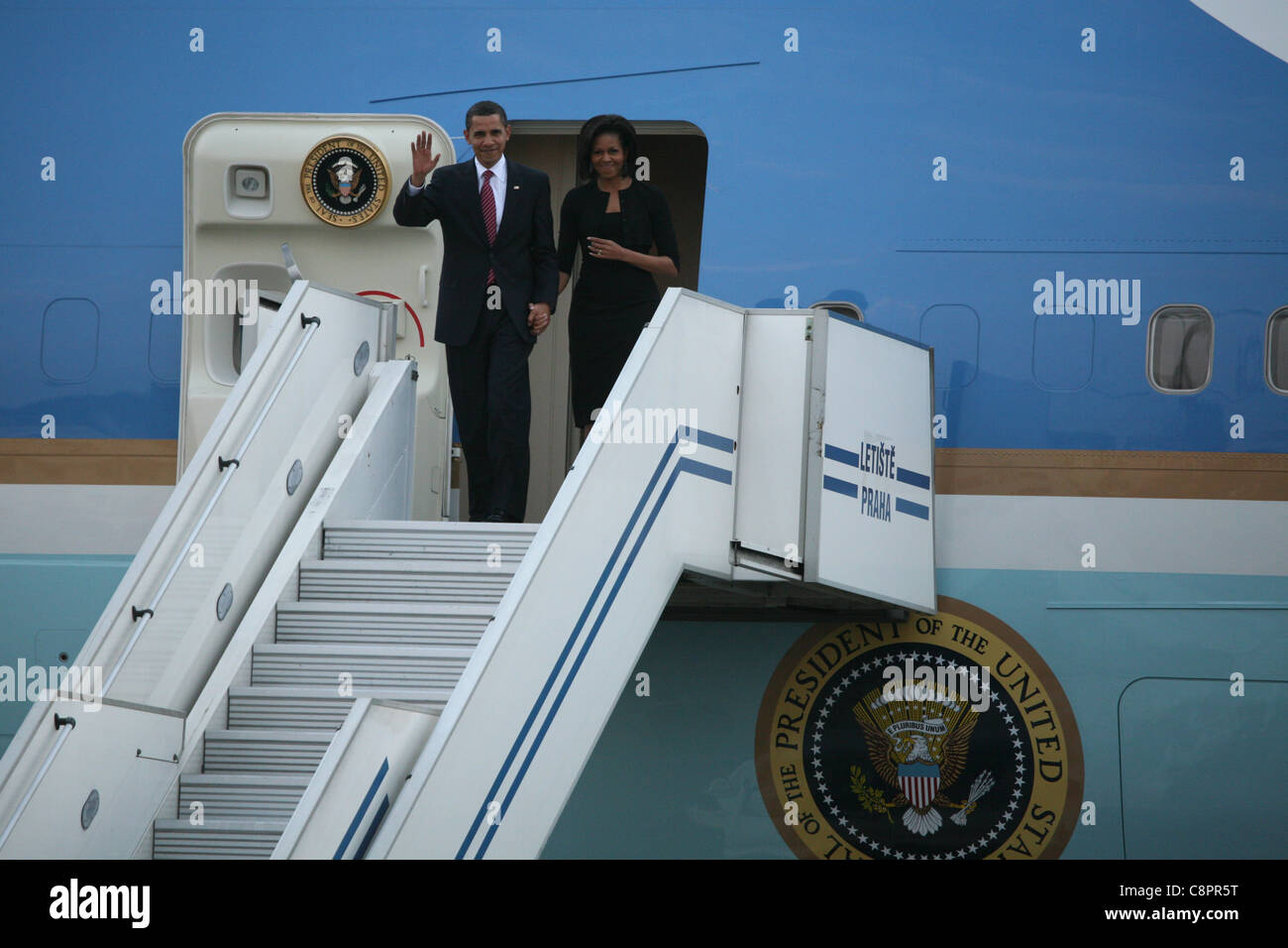 US President Barack Obama and his wife leave the Air Force One aircraft at  the Ruzyne Airport in Prague, Czech Republic Stock Photo - Alamy