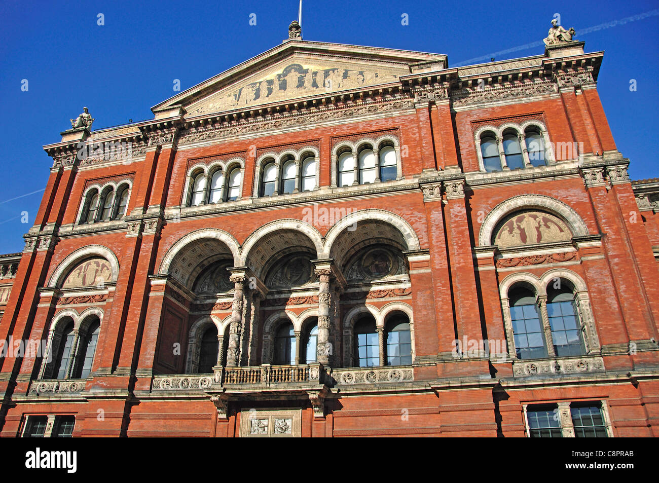 internal courtyard victoria and albert museum kensington royal borough C8PRAB