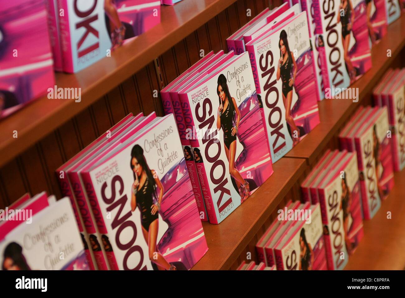 Atmosphere at instore appearance for Nicole Snooki Polizzi Confessions Of A Guidette Book
