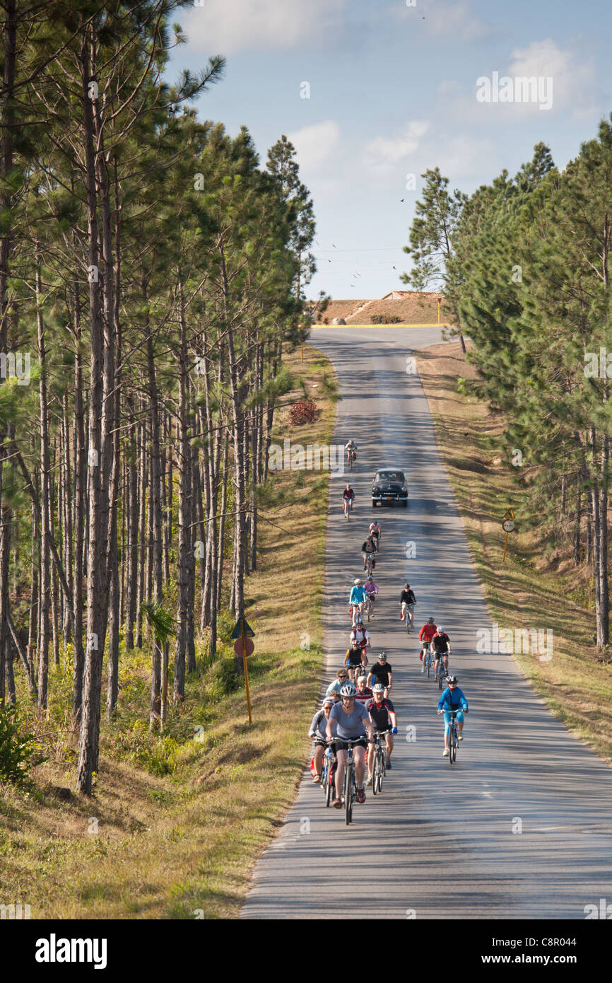 PINAR DEL RIO: CYCLISTS IN THE VINALES VALLEY Stock Photo