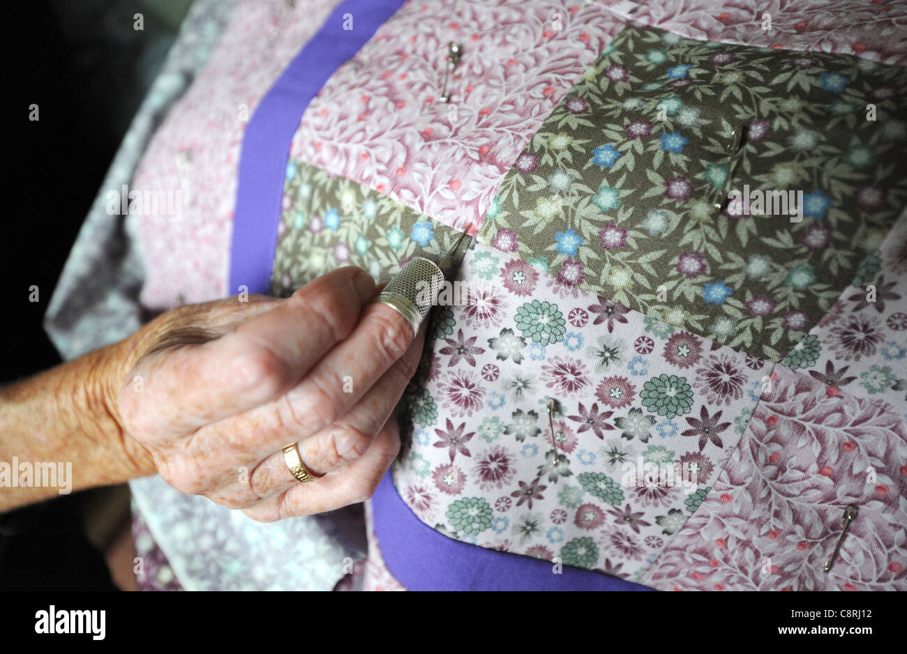 Lady hand sewing quilt hi-res stock photography and images - Alamy