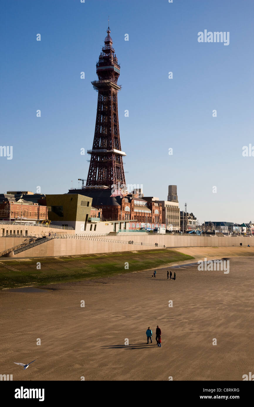 Blackpool Tower, beach and sea front in Blackpool, UK Stock Photo