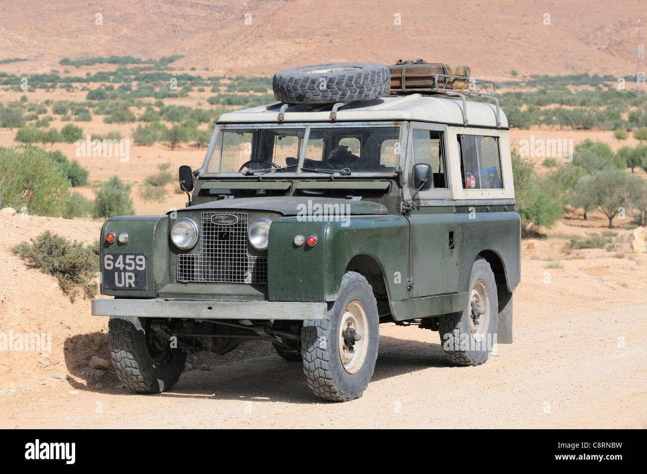 Africa, Tunisia, nr. Saket. Historic 1962 Land Rover Series 2a with roofrack. Stock Photo