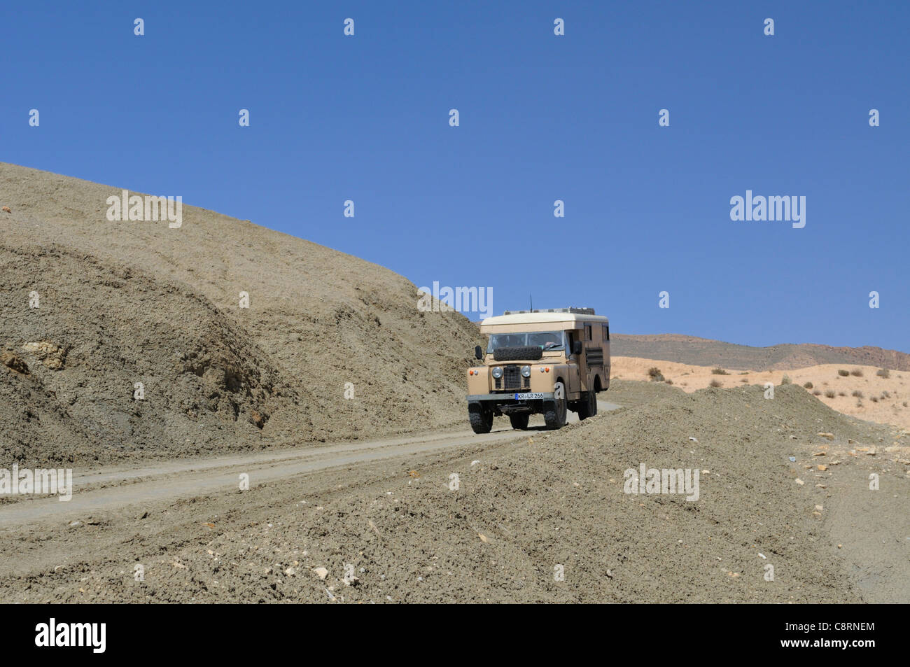 Africa, Tunisia, nr. Saket. Land Rover camper van descending into the famous narrow gorge near Saket. Stock Photo