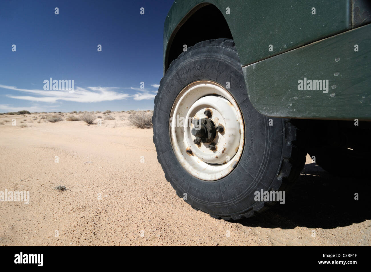 Africa, Tunisia, nr. Douz. Land Rover Series 2a on Michelin XS sand tyres in the desert. Stock Photo