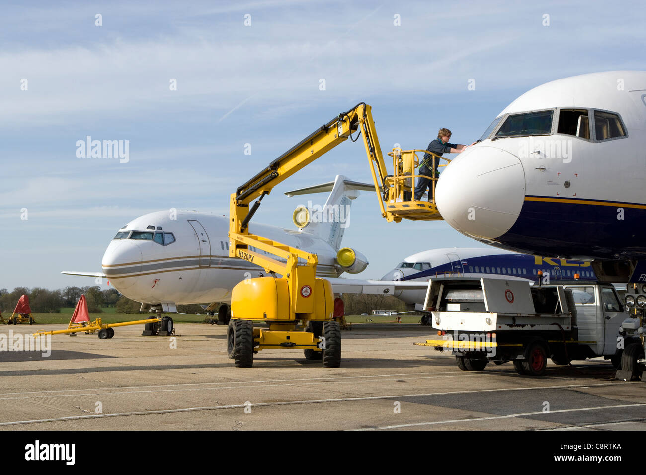 Boeing 757 maintenance with cherrypicker Stock Photo Alamy