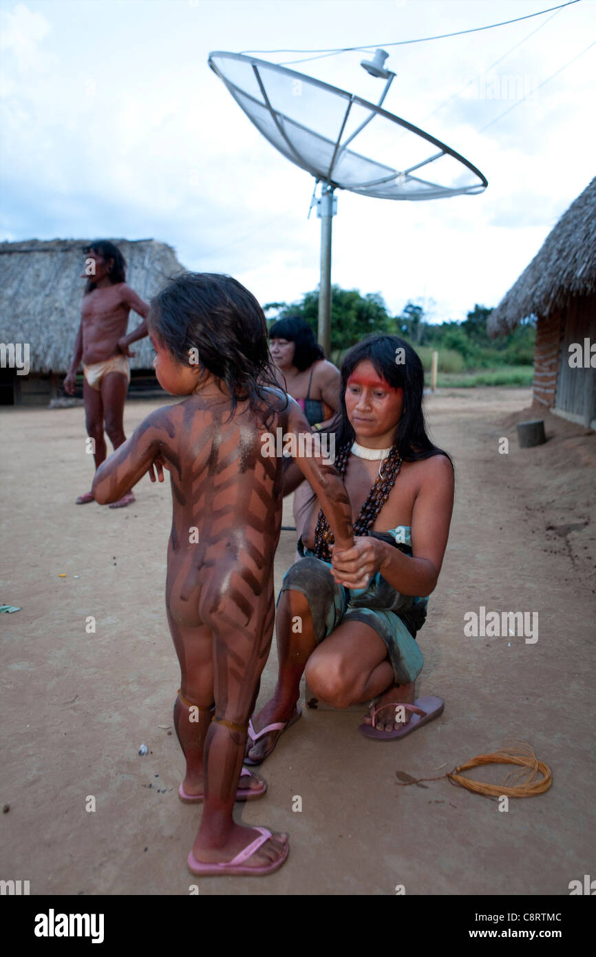 Xingu girl Xingu indian child girl natural hi-res stock photography and images - Alamy
