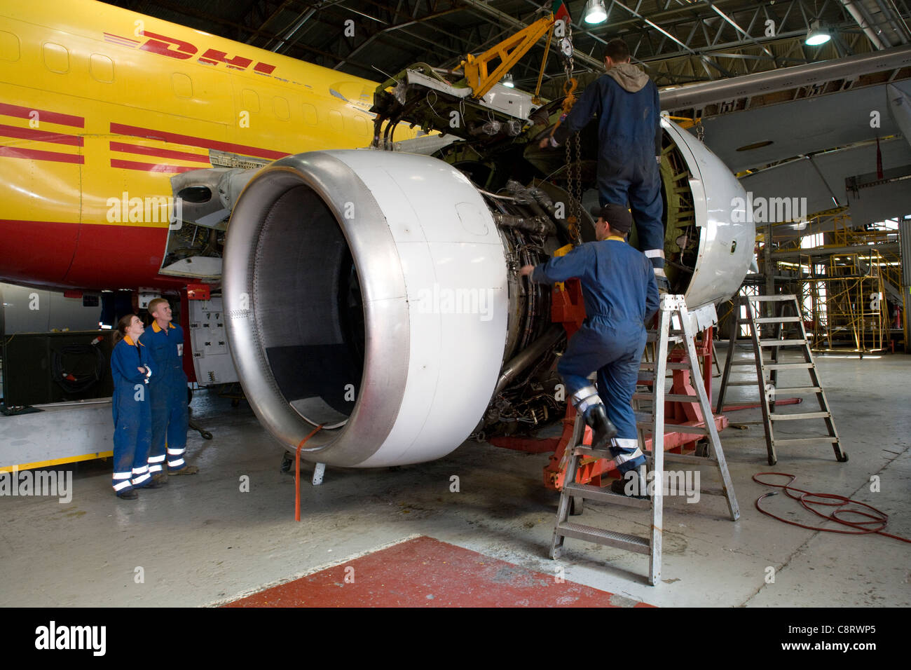 Boeing 757 engine change with apprentices Stock Photo