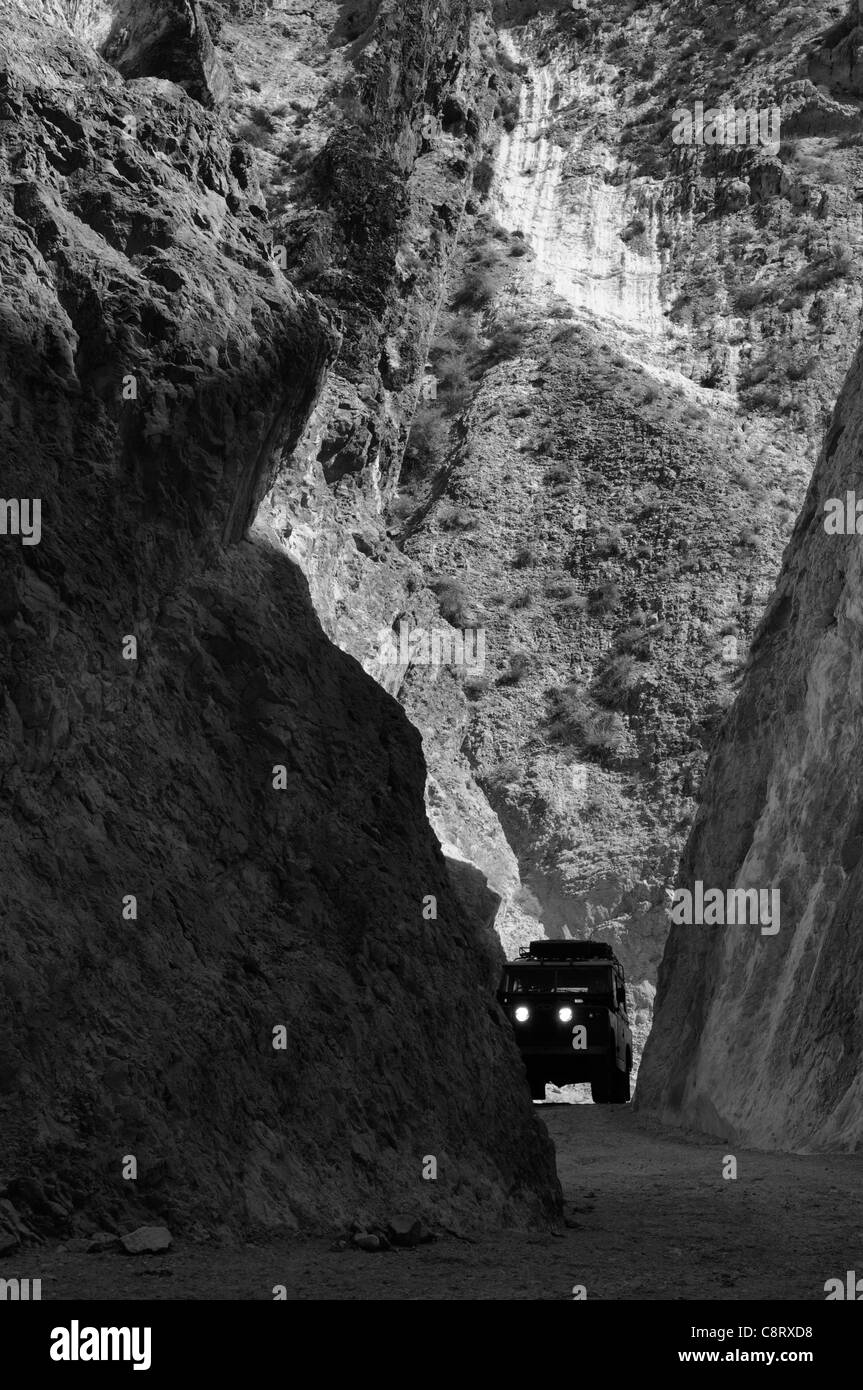Africa, Tunisia, nr. Saket. Historic Land Rover Series 2a ascending through the famous narrow gorge south of Saket. Stock Photo