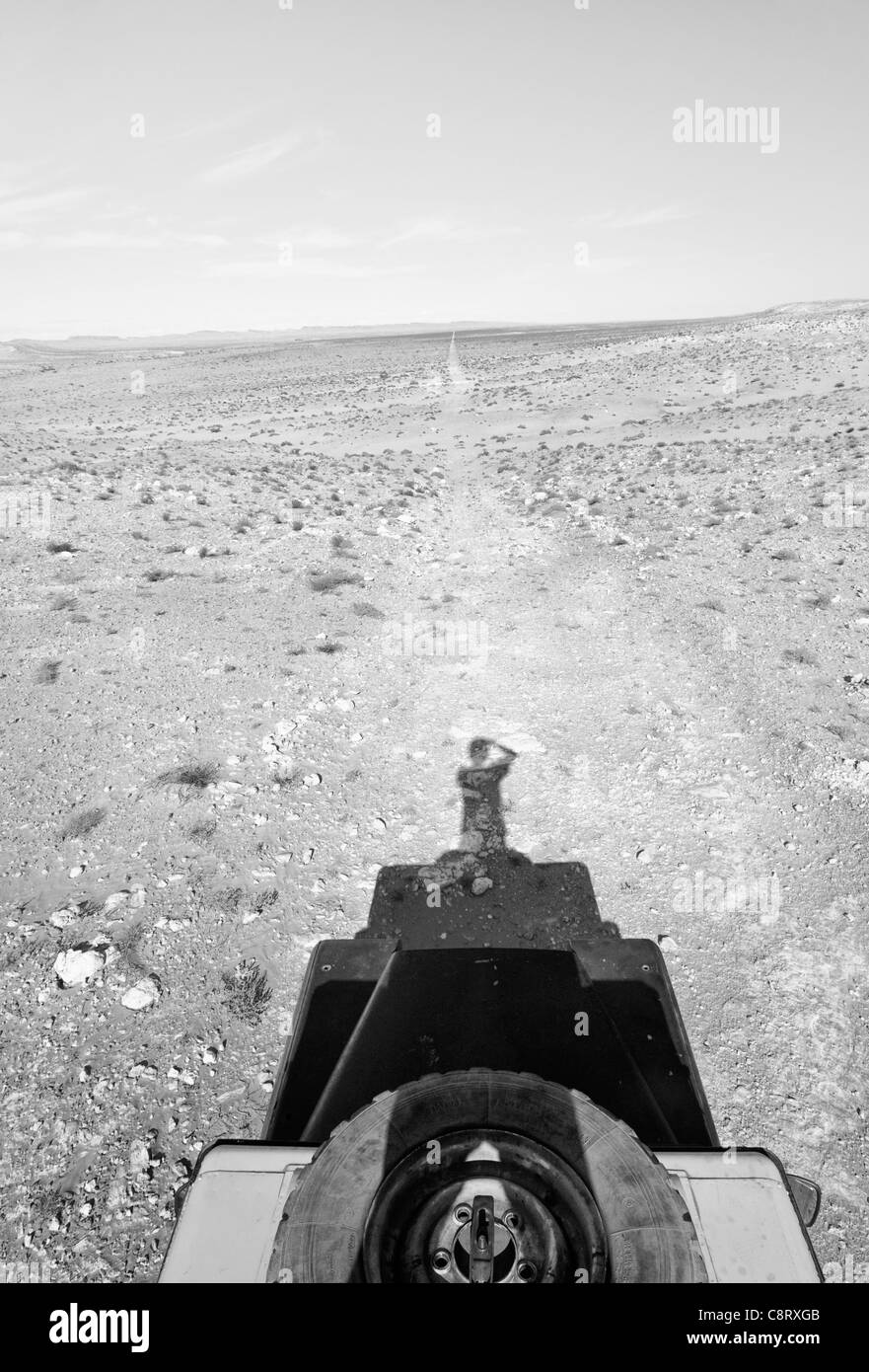 Africa, Tunisia, nr. Douz. Travellers with their historic 1962 Land Rover Series 2a following a dirt track through the desert. Stock Photo