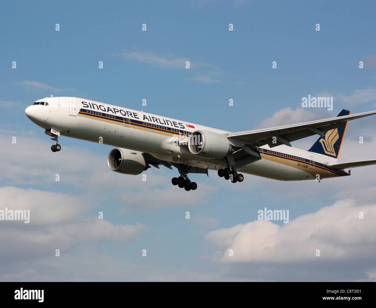 Singapore Airlines Boeing 777-300ER on approach Stock Photo