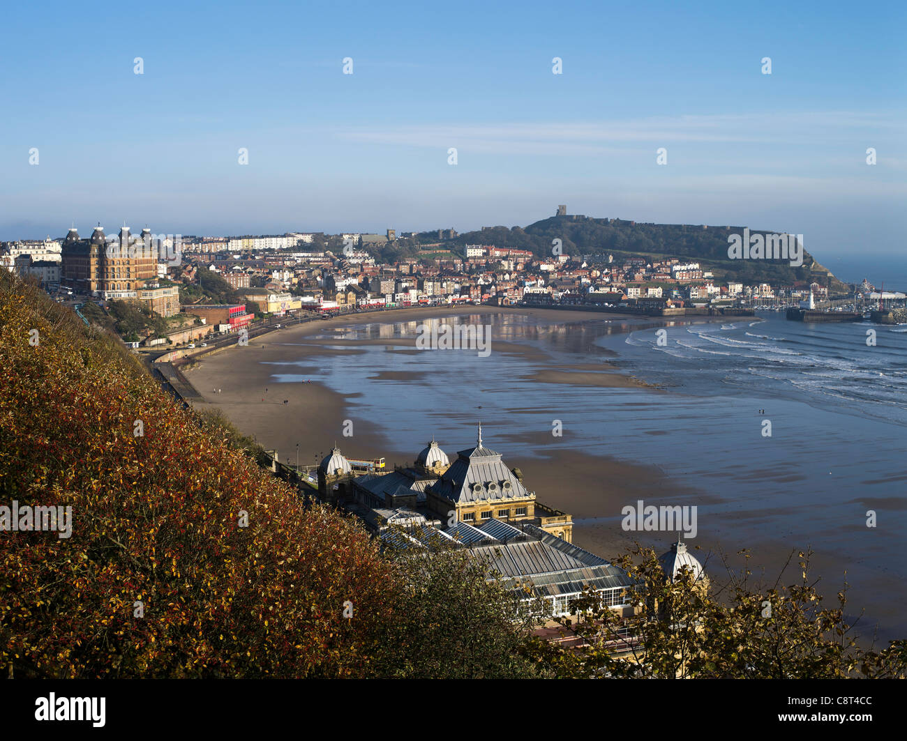 dh South Bay SCARBOROUGH NORTH YORKSHIRE English Seaside beach town bay harbour and The Spa autumn sea front resort uk coast Stock Photo