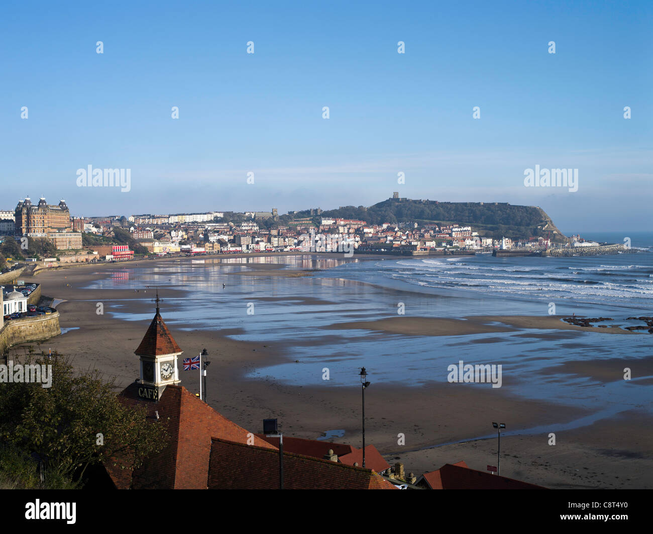 dh South Bay SCARBOROUGH NORTH YORKSHIRE autumn sea side beach town bay cafe clock uk seaside Stock Photo
