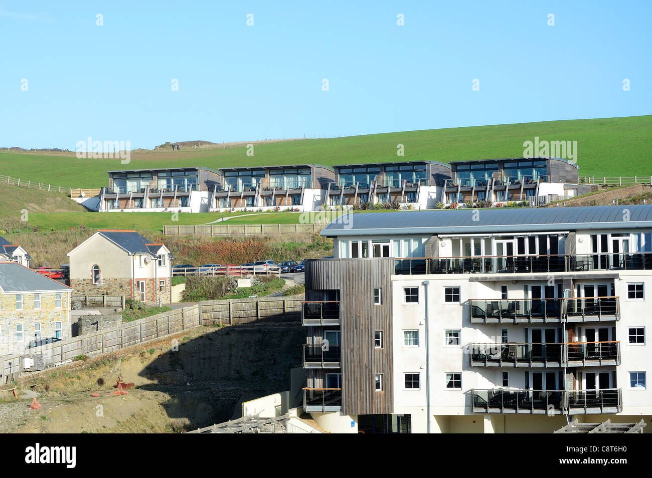 new hotel and and ' eco lodges ' on the hillside overlooking watergate bay in cornwall, uk Stock Photo