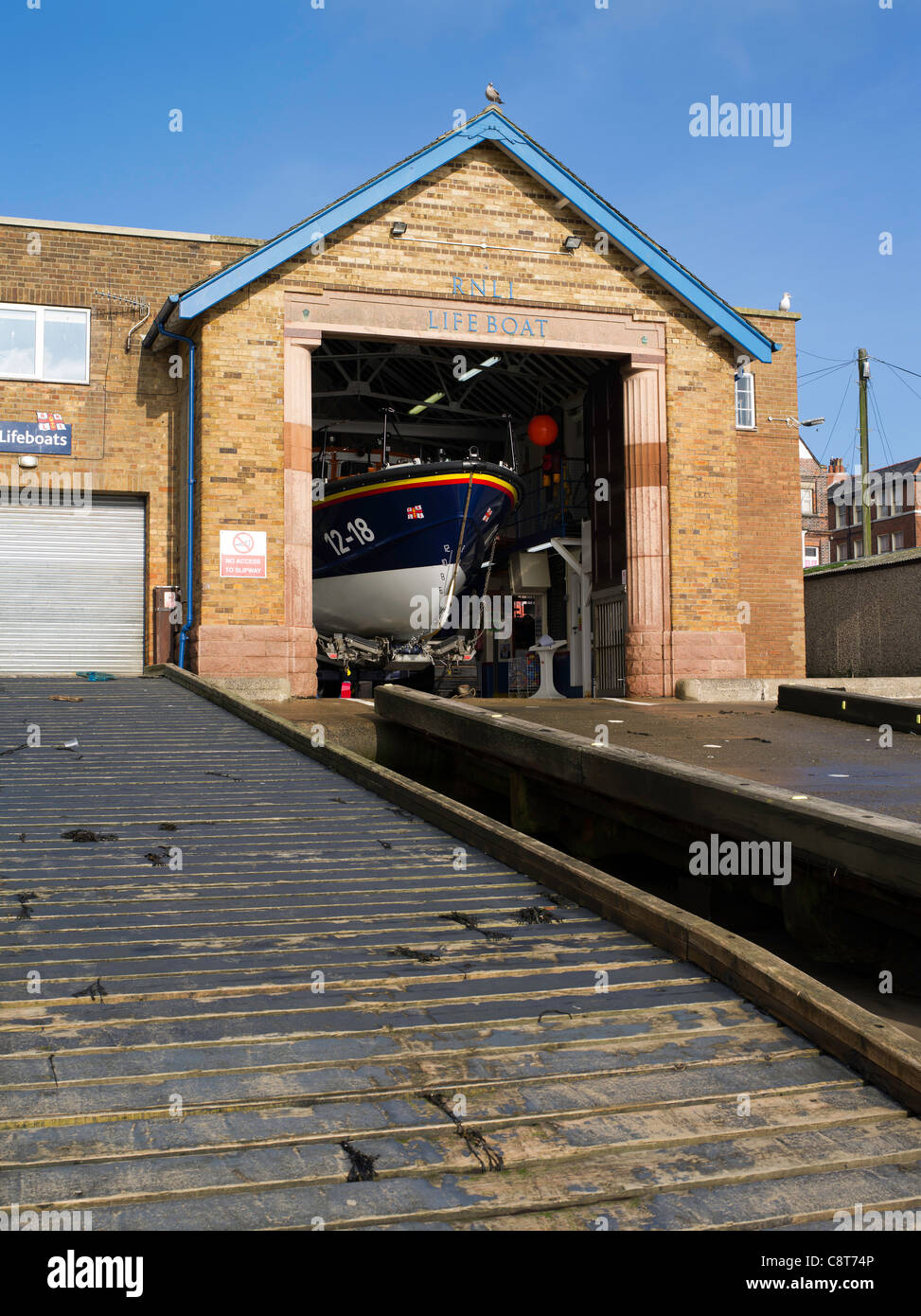 dh South Bay SCARBOROUGH NORTH YORKSHIRE Scarborough RNLI lifeboat shed and RNLB boat 12-18 Mersey class lifeboats uk Stock Photo