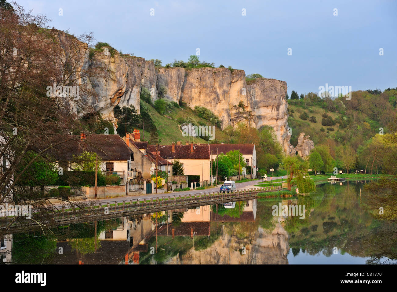 The Rochers du Saussois and the Nivernais canal, on the Yonne River near Merry sur Yonne Stock Photo