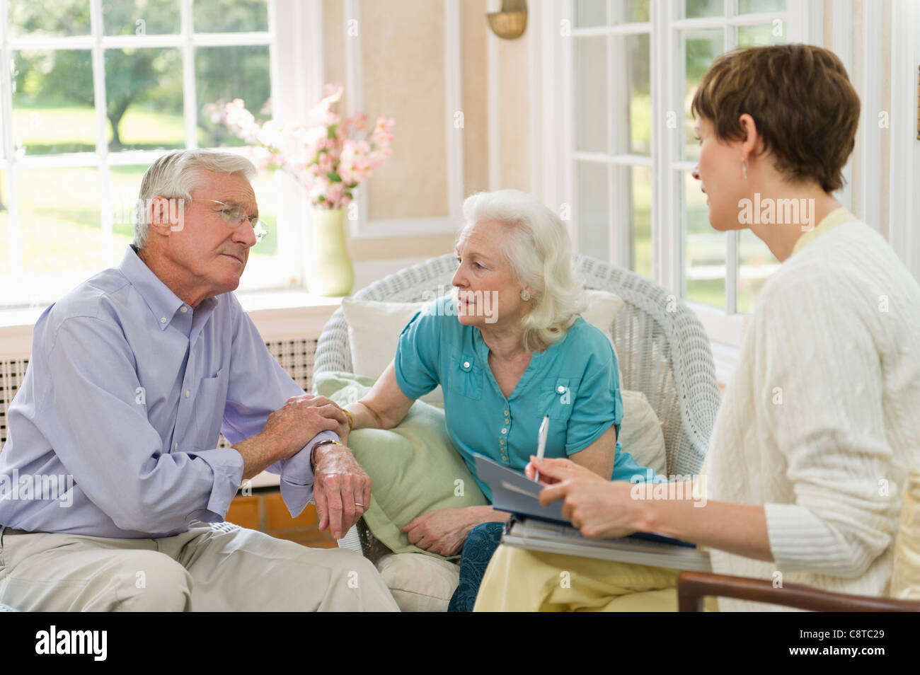 USA, New York State, Old Westbury, Nursing assistant talking with seniors in nursing home Stock Photo