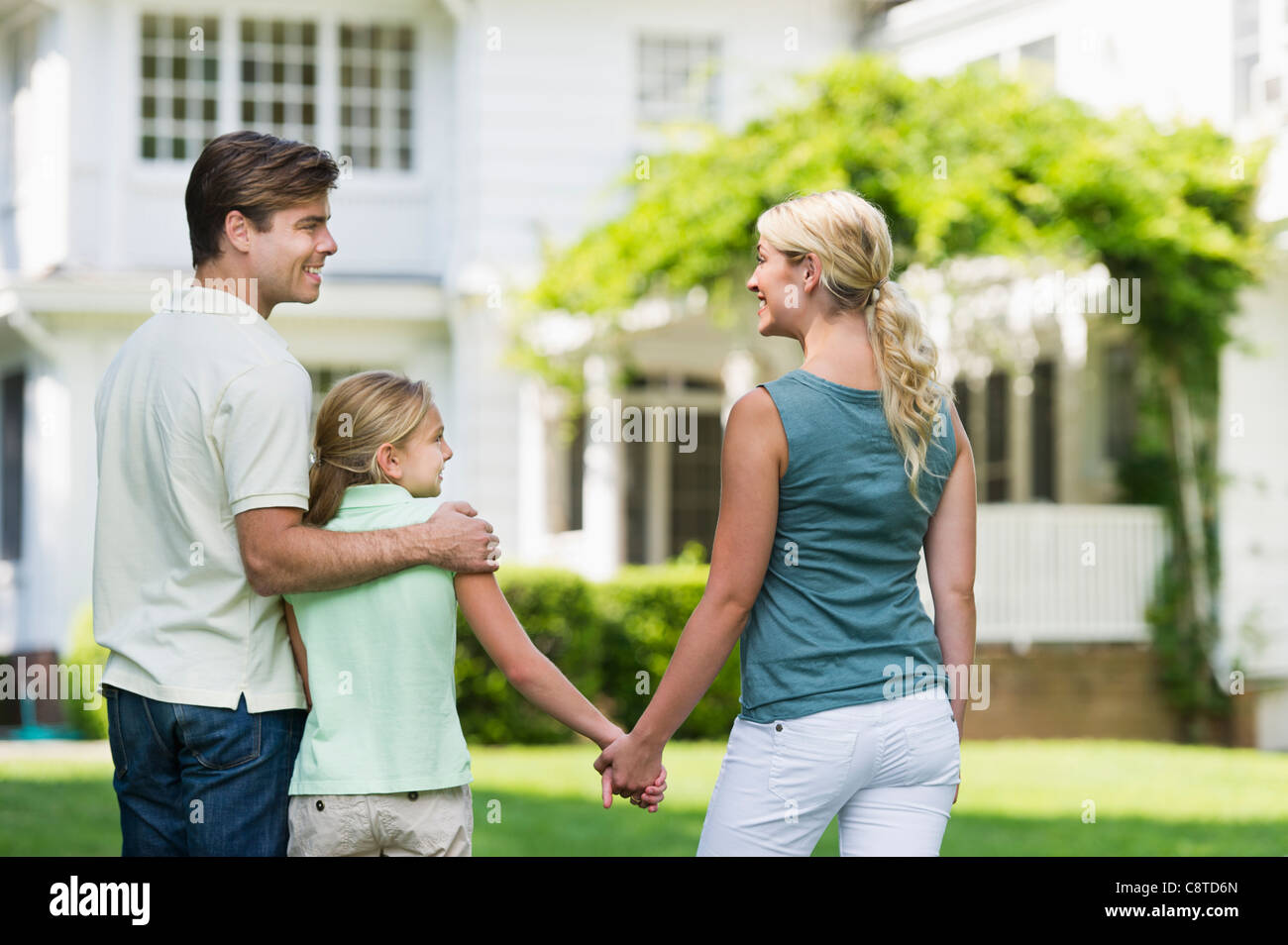 USA, New York State, Old Westbury, Parents with daughter in front of house Stock Photo