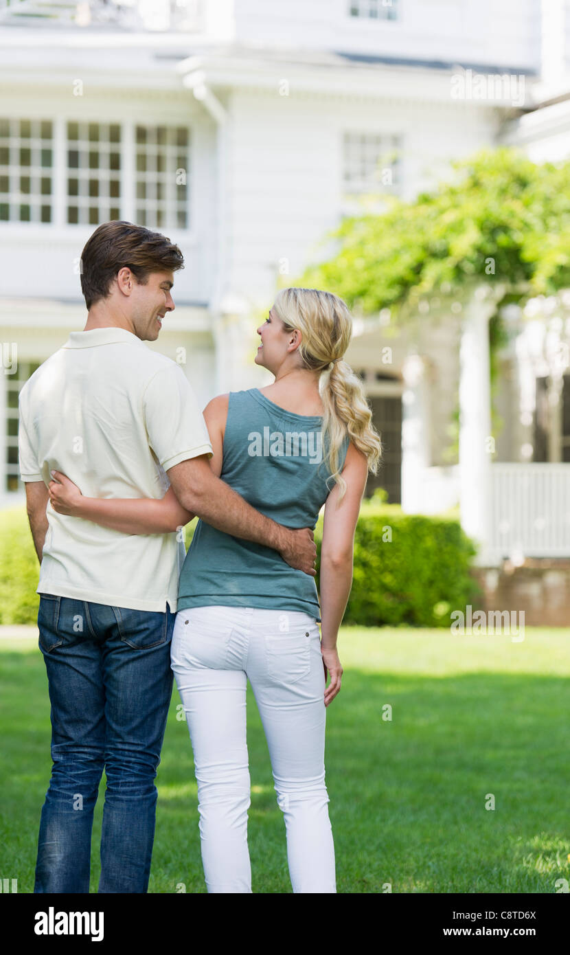 USA, New York State, Old Westbury, Couple in front of house Stock Photo