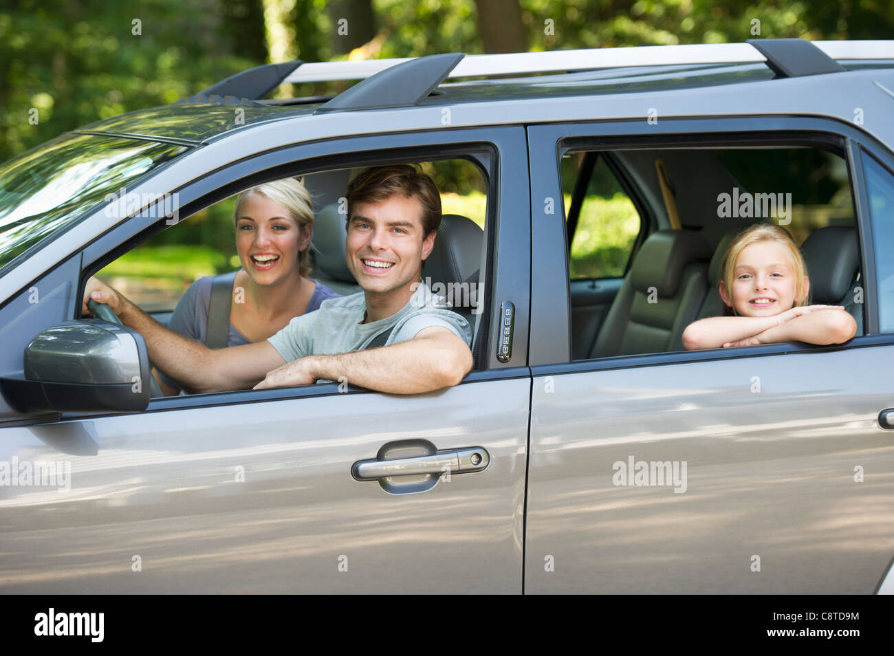 USA, New York State, Old Westbury, Parents with daughter driving car